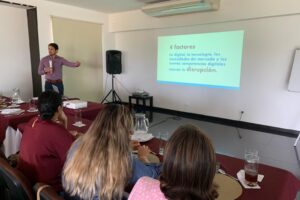 John Atkinson — Conferencista de Inteligencia Artificial y Futuro del Trabajo