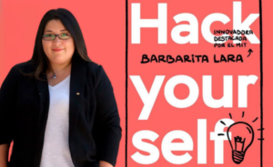 "Imagen de Barbarita Lara hablando en una conferencia, representando su libro 'Hack Yourself' sobre innovación y resiliencia."